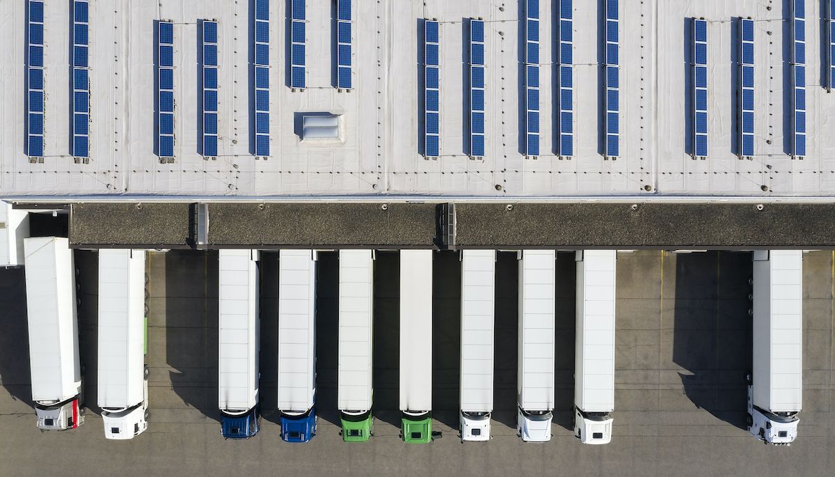 Una altra de les solucions proposades és la producció i oferta d'energies a baixes o zero emissions en les instal·lacions portuàries. (Gettyimages)