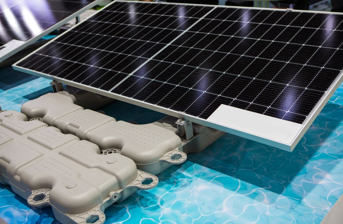 Las placas solares flotantes cuentan con sistemas de flotadores y de anclaje y pueden soportar el impacto de olas de hasta un metro. (Getty Images)