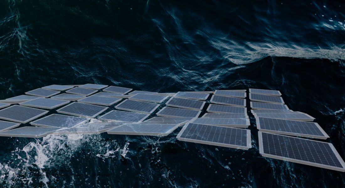 Varios prototipos de paneles solares están en marcha, como esta solución que incorpora un cable robusto en un piloto en el fiordo de Oslo (Getty Images).