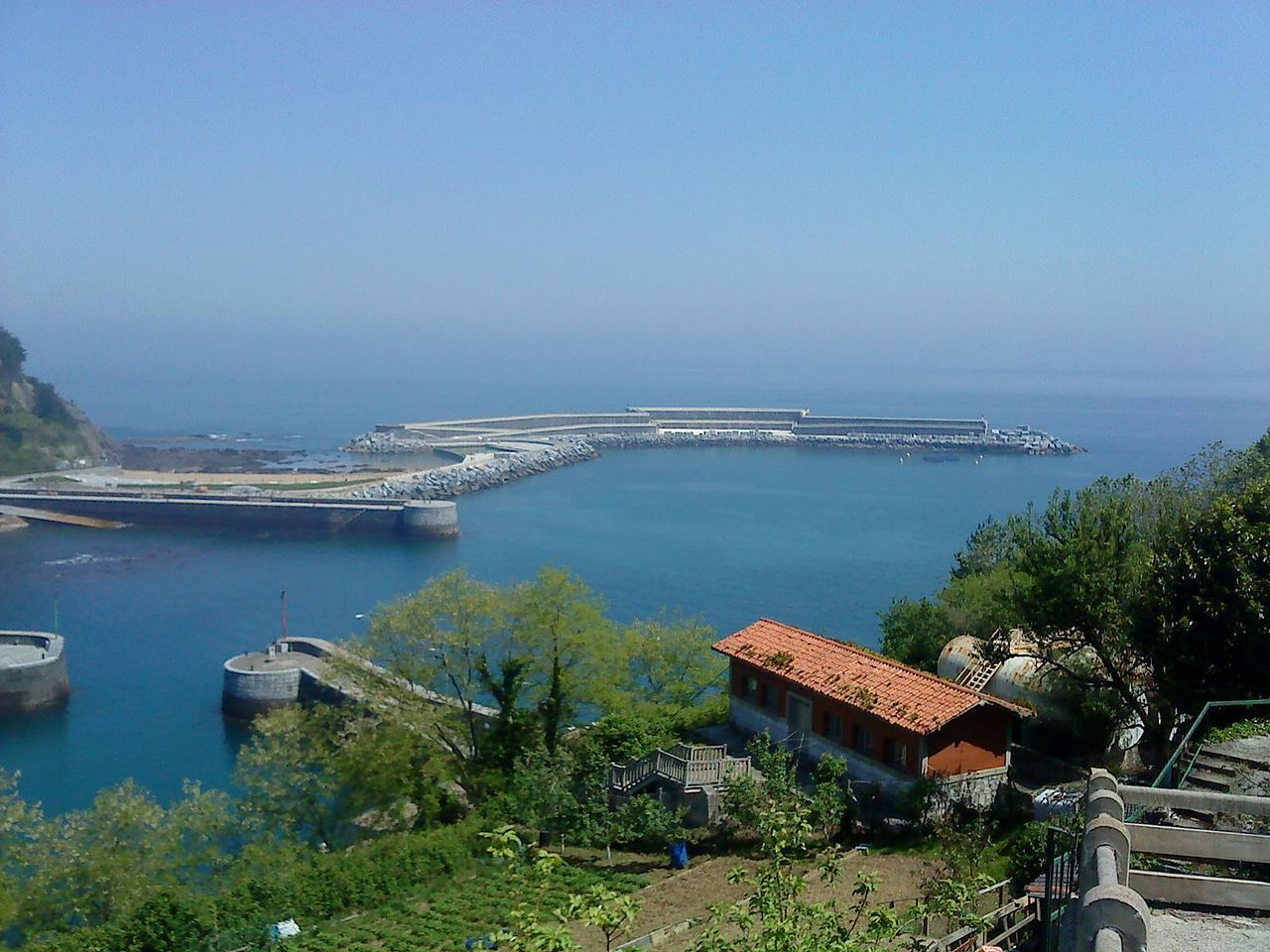La planta del puerto de Mutriku fue la primera de Europa en comercializar la energía undimotriz que genera. (Puerto de Mutriku)