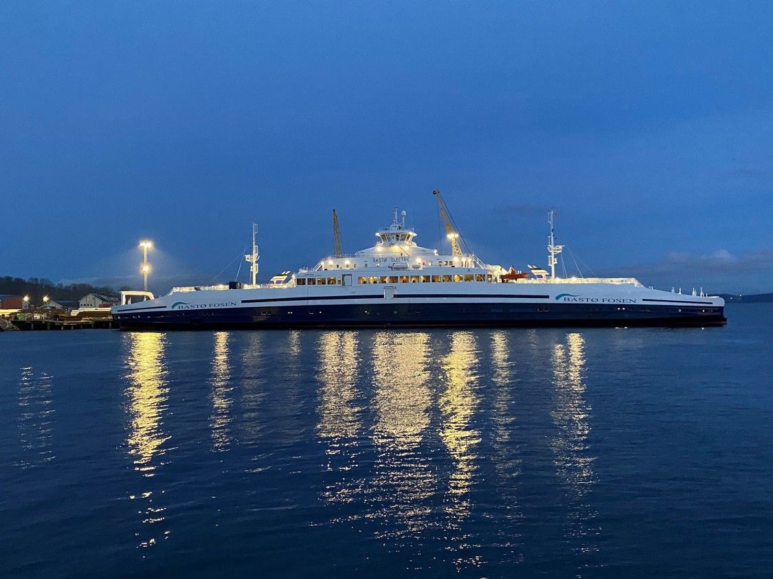 Amb una tecnologia de bateries millorada, el major ferri totalment elèctric del món ja recorre el fiord d'Oslo. (Siemens)