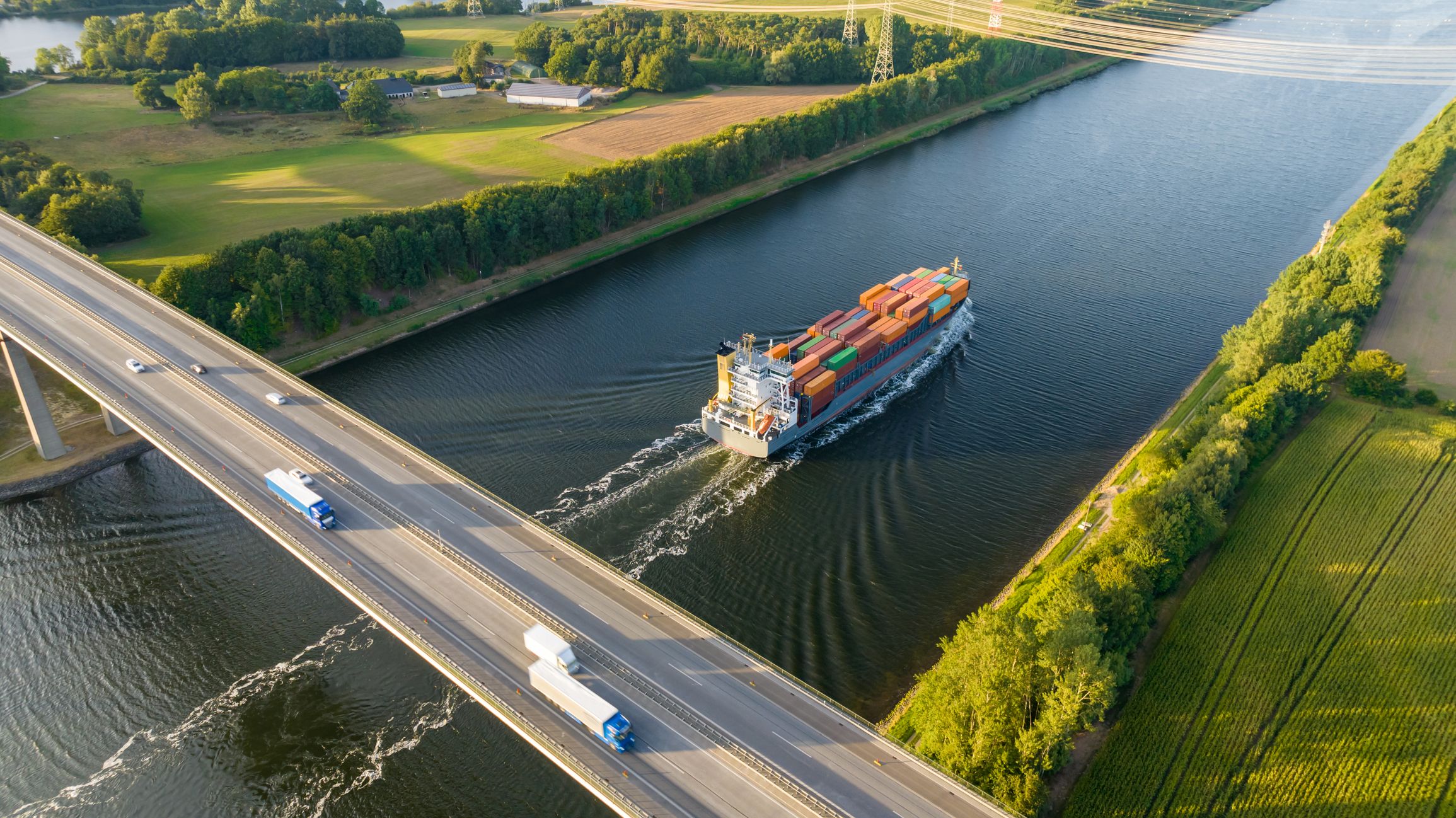 De aquí a 2030, el objetivo es transferir el 30% del tráfico de mercancías por carretera de larga distancia a soluciones más sostenibles, como las vías navegables interiores o el ferrocarril. (Getty Images)