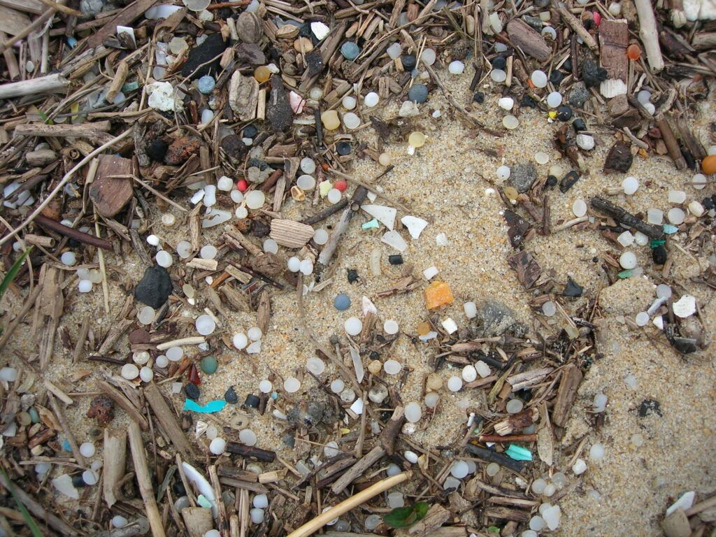 Recent cases of plastic pellet contamination on some Spanish and French beaches have once again highlighted the problem of plastic management (CC).