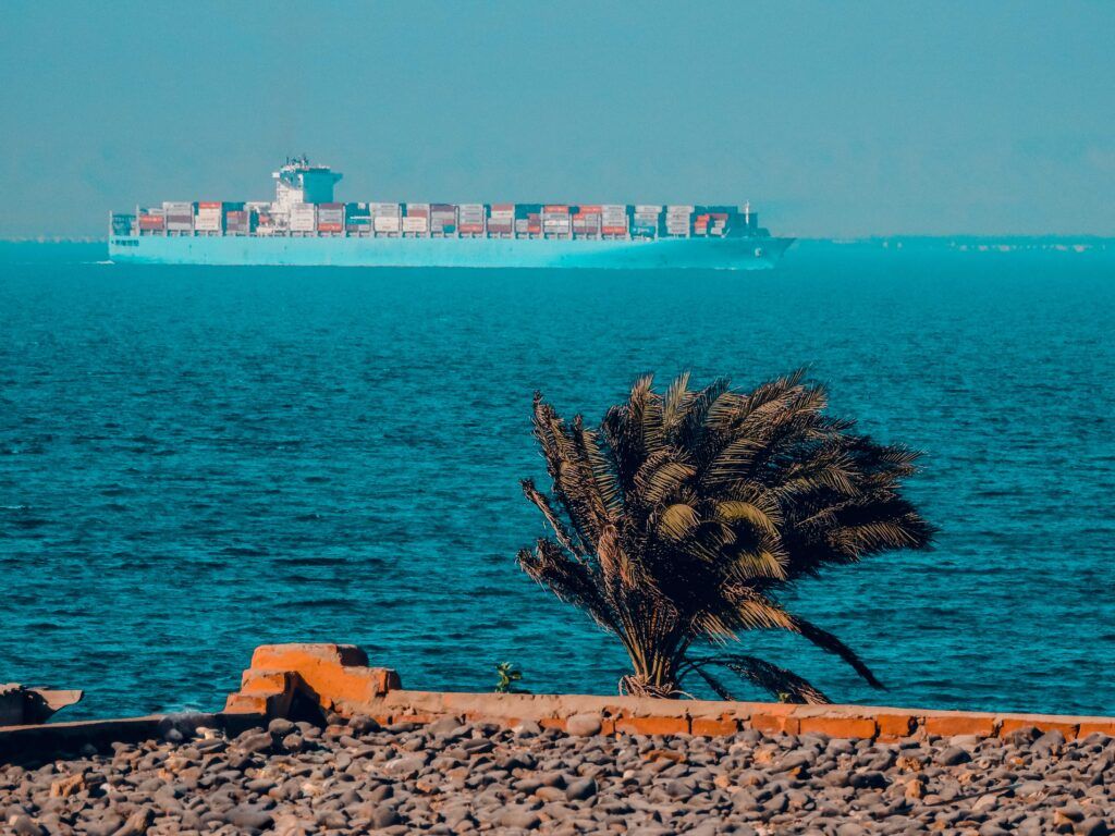 Circumnavegar Àfrica com a ruta alternativa al Canal de Suez (a la imatge) afegeix 4.575 milles nàutiques de distància de navegació entre Xangai i Rotterdam i 12 dies de temps de navegació addicionals (FP).