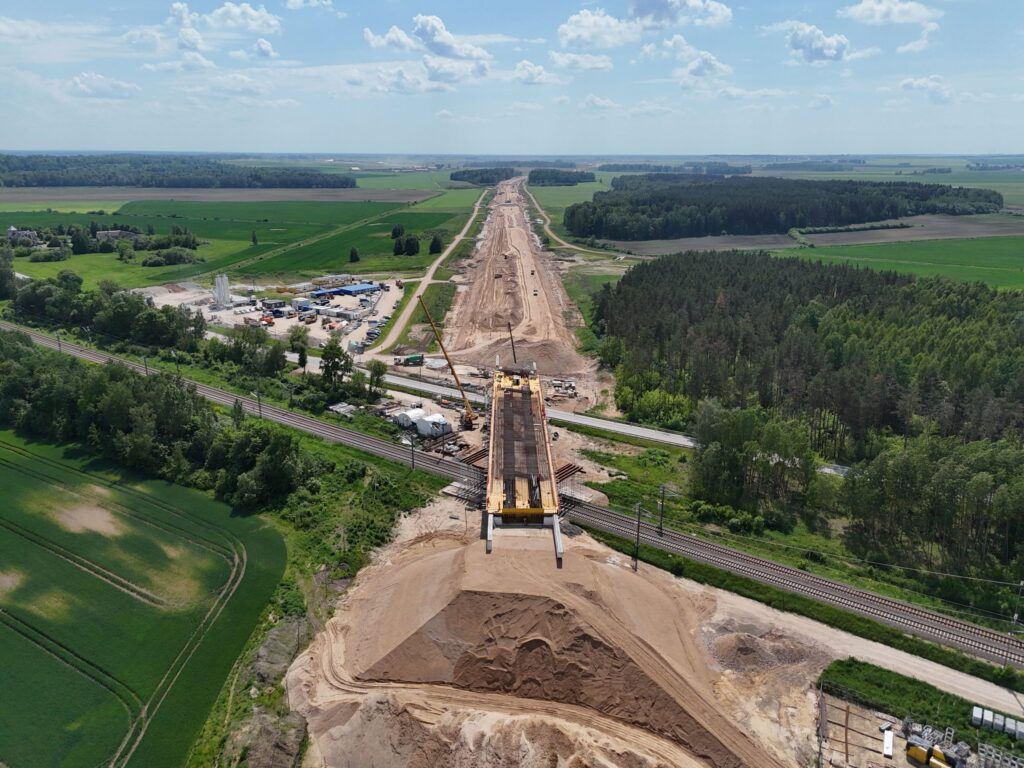 Rail Baltica conectará Lituania, Letonia y Estonia con la red ferroviaria europea. El proyecto ha suscitado un gran interés por el posible impacto en el desarrollo económico de la región y la importancia estratégica dentro del corredor militar de la OTAN. (Official website of the Rail Baltica Global Project).