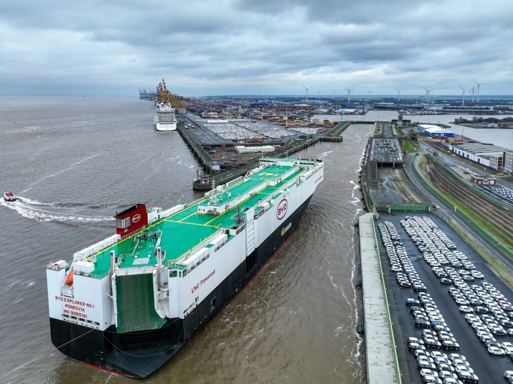 Arrival at the BLG AutoTerminal Bremerhaven (Germany) of a 200-meter ro-ro from the port of Shenzhen, China (BLG LOGISTICS).