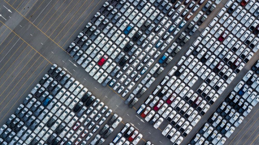 As the pace of automobile production picks up, there is concern about the shortage of available means of transport to handle vehicle production. Automotive logistics reinvents itself, under the shadow of the tariff war (FP)