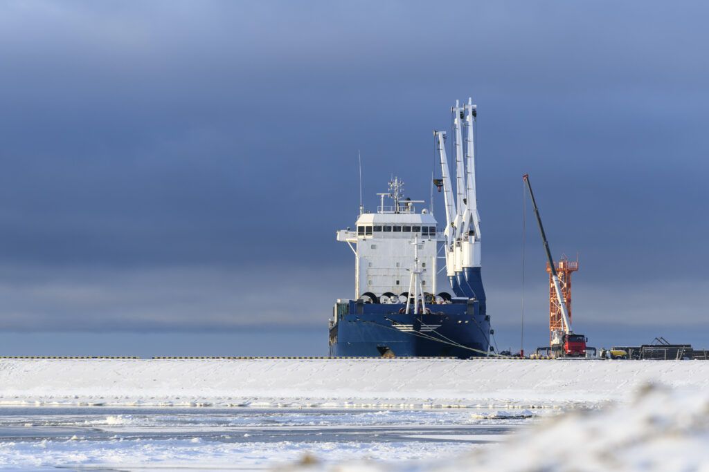 Climate change is already affecting the Panama Canal and melting ice could give the green light to the Arctic route (FP). 