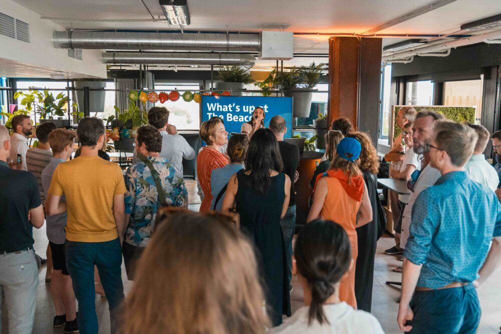 The Beacon va néixer com a pop-up col.laborativa entre la ciutat d'Anvers, el port i la universitat, i ara s'ha convertit en un hub, sense ànim de lucre, que acull una comunitat de 100 tecnològiques (The Beacon).