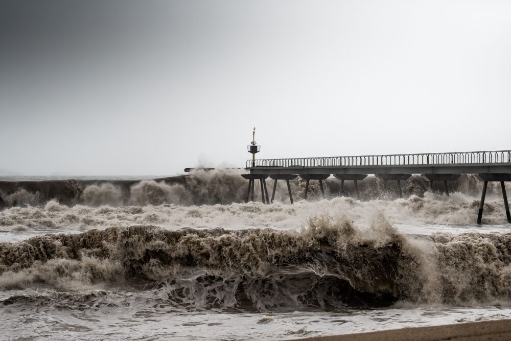 La borrasca Glòria que va castigar les costes de Barcelona el 2020 va acabar partint a dos el Pont del Petroli, a Badalona (iStock).