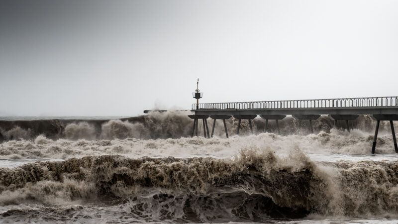 La borrasca Glòria que va castigar les costes de Barcelona el 2020 va acabar partint a dos el Pont del Petroli, a Badalona (iStock).