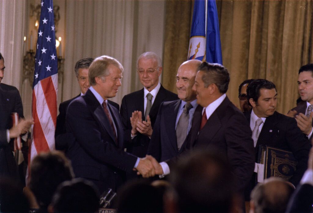El presidente estadounidense Jimmy Carter y el General Omar Torrijos se dan la mano tras la firma del Tratado del Canal de Panamá, en 1977. Un acuerdo de cesión que Trump quiere revocar (CC).