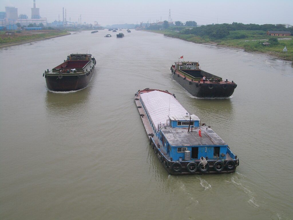 Today, the Grand Canal runs between Beijing and Hangzhou, although it is only navigable on a small final stretch. Ports such as Huanghua benefit from this infrastructure (CC).