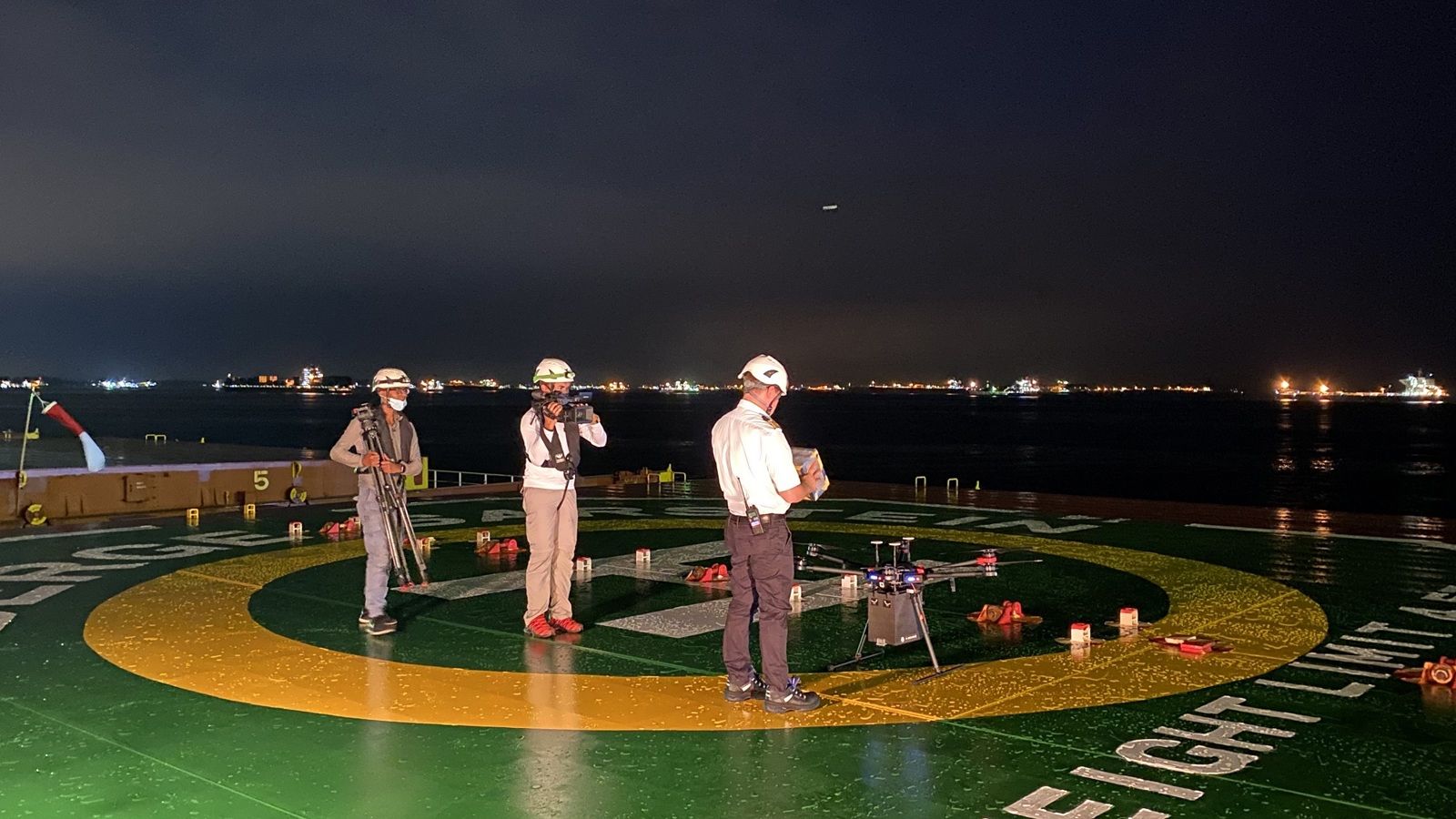La impresión de piezas 3D bajo demanda ya lleva tiempo realizándose desde tierra. El servicio de Additive Manufacturing de Wilhelmsen incluso puso en marcha la entrega de piezas vía dron a cargueros en alta mar. En la imagen, una de las primeras pruebas en Singapur (Wilhelmsen).