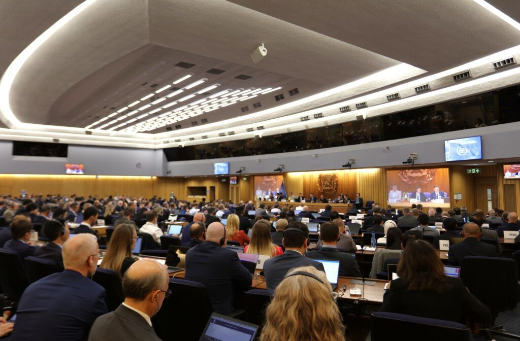 El Comité de Protección del Medio Marino aprobó en su 83ª sesión (MEPC 83), celebrada del 7 al 11 de abril de 2025, las medidas que incluyen una nueva norma sobre combustibles para buques y un mecanismo mundial de tarificación de emisiones (IMO).
