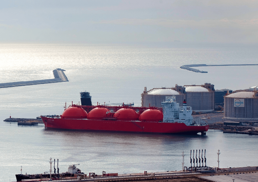The recovery of residual cold from the liquefied natural gas (LNG) regasification plant operated by Enagás, located in the Port of Barcelona, will provide a sustainable energy source for industrial, tertiary, and residential uses (Ecoenergies).