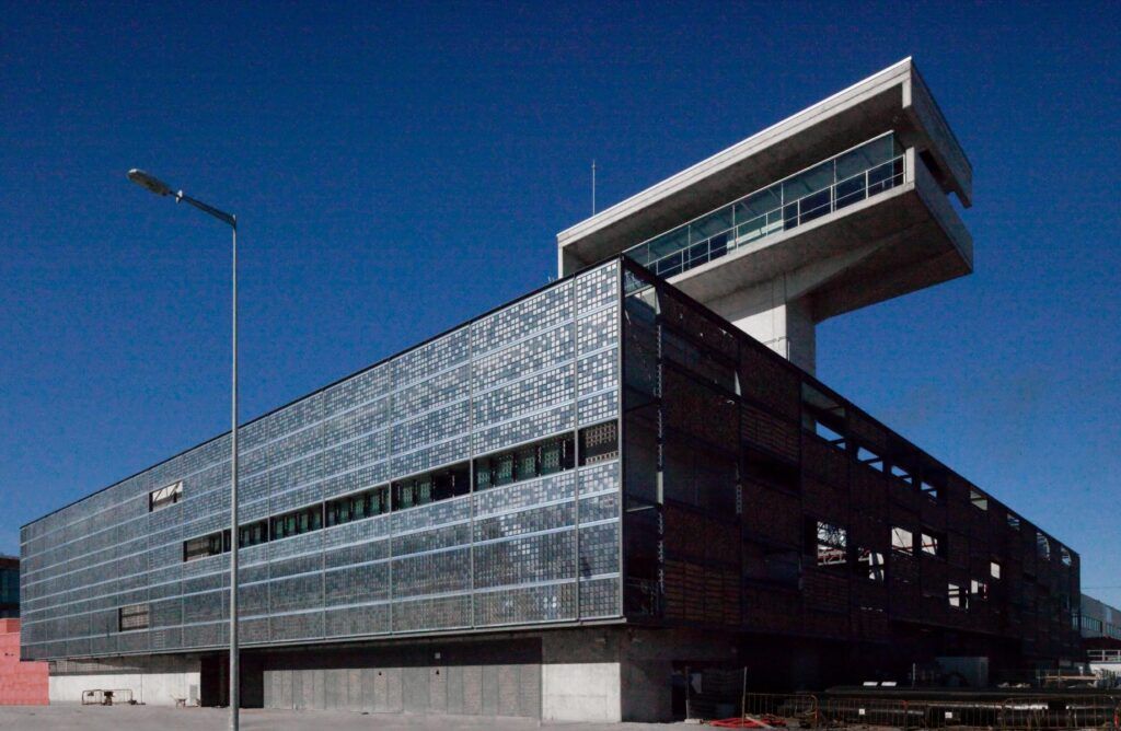 Aquí tens la traducció al anglès de la frase:

The Ecoenergies plant, a public–private company created following the tender and 75.50% owned by Veolia, is located in the Logistics Park of the Zona Franca in Barcelona (Ecoenergies).