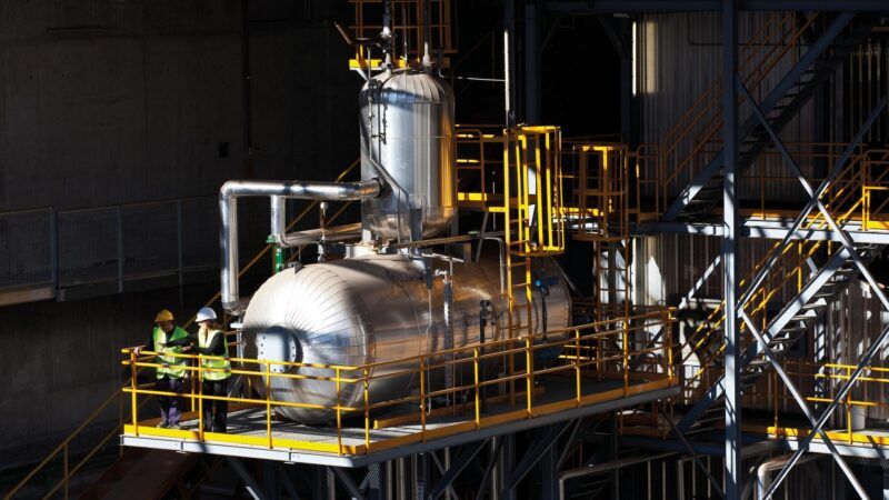 Se trata de la primera instalación del mundo que recupera frío residual del proceso de regasificación. Al tratarse de un frío recuperado y no generado eléctricamente, dejan de emitirse 42.000 toneladas de CO₂ anuales (Ecoenergies).