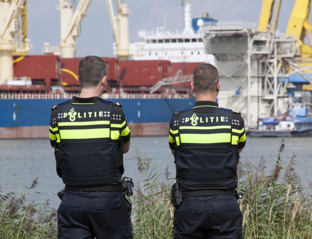 Dos policies patrullant al port de Rotterdam, als Països Baixos (iStock)