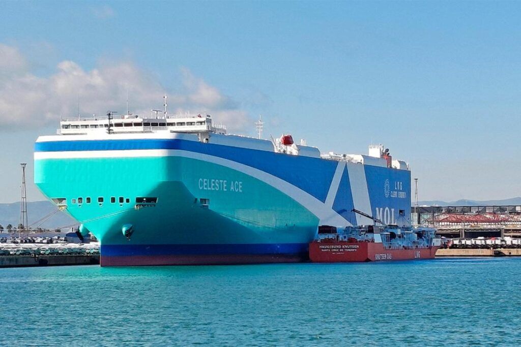 Una gabarra en el Port de Barcelona durante la operativa de suministro de GNL a un 'car-carrier' de la compañía MOL (Port de Barcelona).