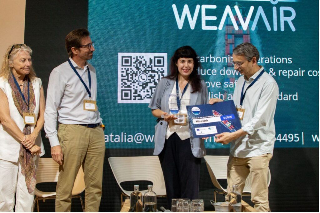 Entrega del premi 'Call for Innovation for Green Shipping Ideas' a Natalia Mykhaylova, CEO de WeavAir, durant la Green Marine Med Innovation and Finance Summit de Barcelona (PierNext).