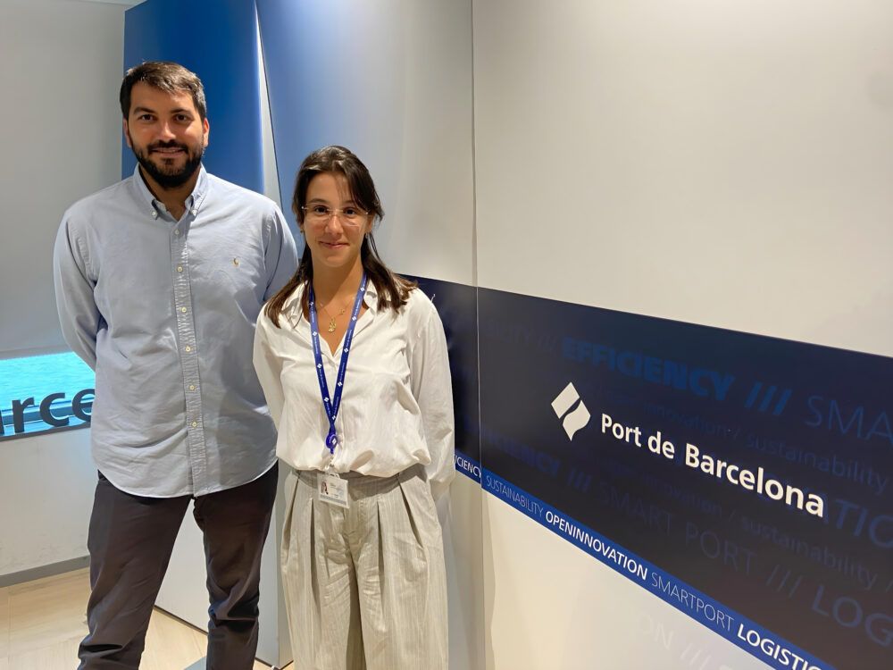 Chiara Saragani, investigadora del CENIT y doctoranda en digitalización del Port de Barcelona, junto a Javier Garrido, responsable técnico de Innovación del Port de Barcelona. Con ellos repasamos las 'Directrices de Ciberresiliencia para Tecnologías Emergentes', documento de la IAPH en cuya elaboración han participado (PierNext).