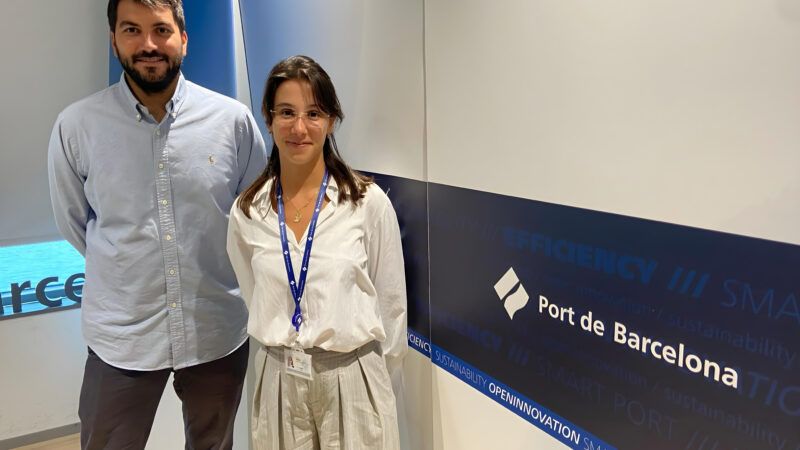 Chiara Saragani, investigadora del CENIT i doctoranda en digitalització del Port de Barcelona, juntament amb Javier Garrido, responsable tècnic d'Innovació del Port de Barcelona. Amb ells repassem les 'Directrius de Ciberresiliència per a Tecnologies Emergents', document de la IAPH en la seva elaboració han participat (PierNext).