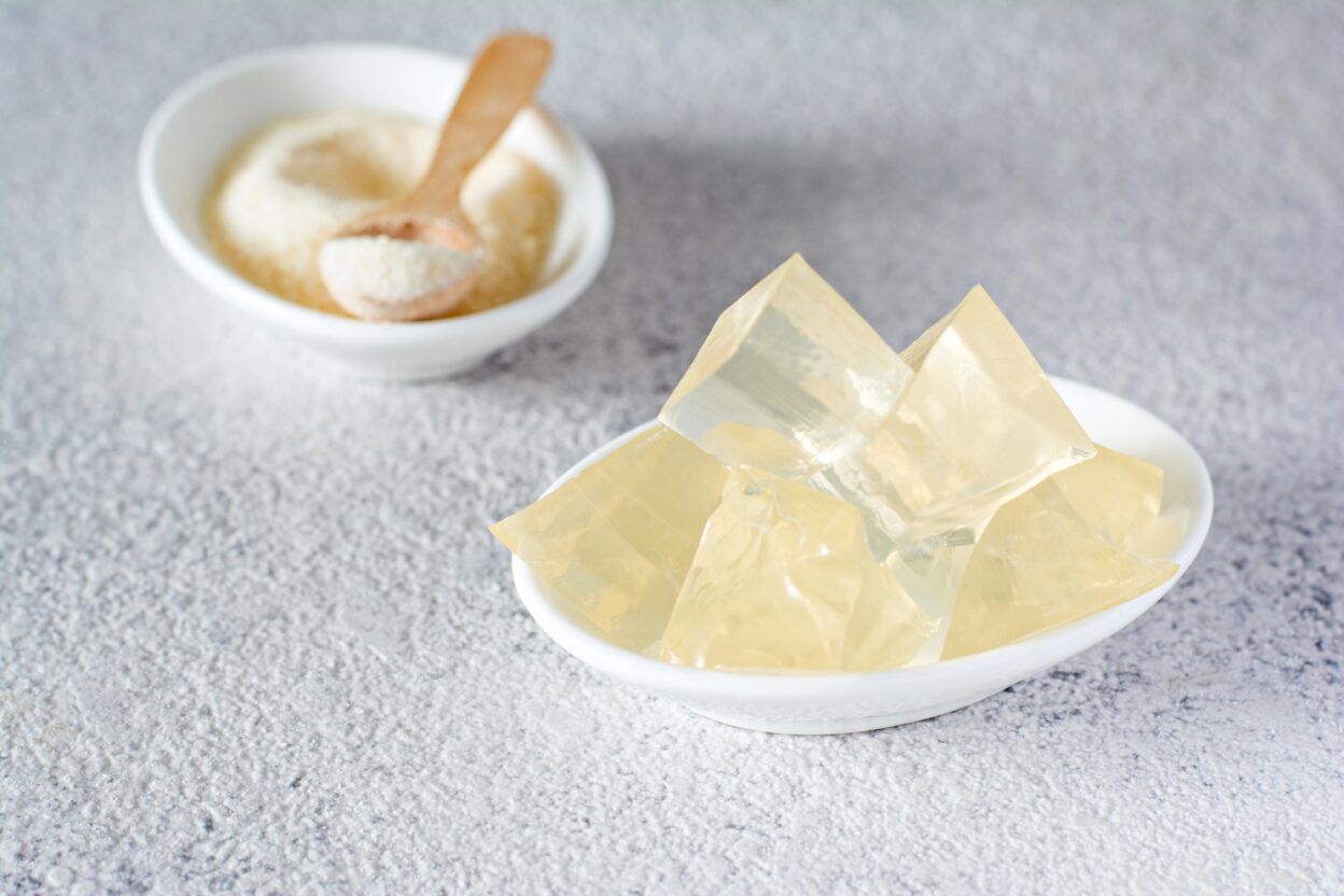 Làmines d'agar-agar, l'hidrocol·loide natural més saludable extret d'algues roges, utilitzat com a gelificant a la indústria alimentària (FP).