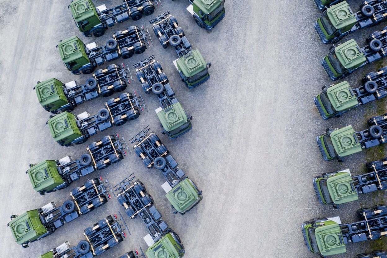 Las barreras regulatorias, como los permisos fronterizos y las normativas sobre peso y dimensiones, dificultan el movimiento ágil de grandes convoyes militares en Europa. (FP)