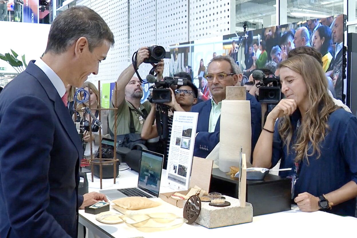 Pedro Sánchez, president del govern d'Espanya, coneixent els bioplàstics d'algues desenvolupats per B'ZEOS a DFactory Barcelona durant l'esdeveniment BNEW 2025 (B'ZEOS).