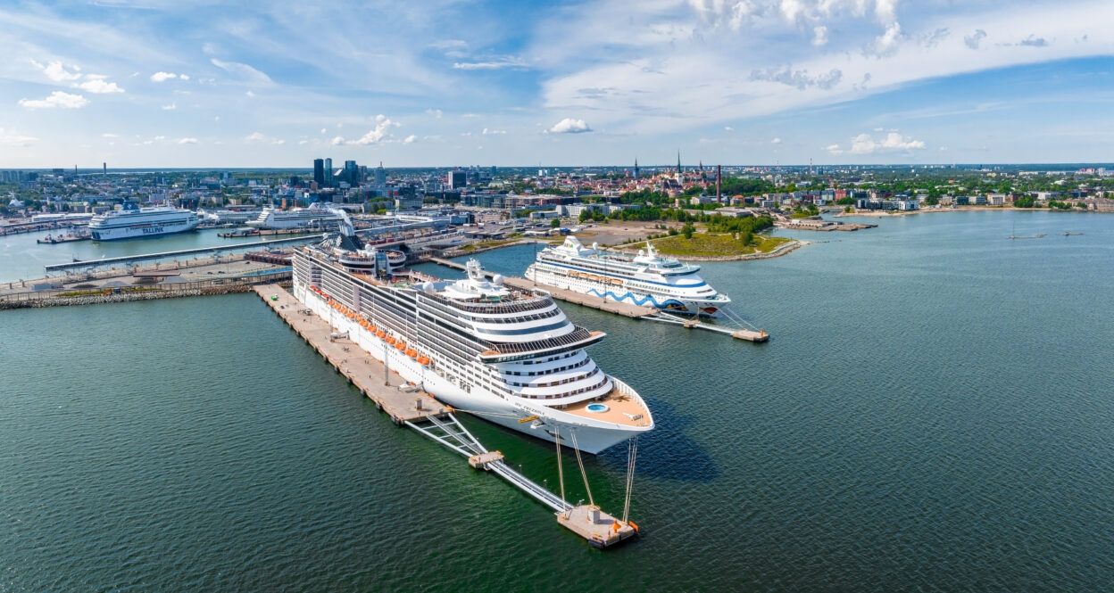 Cruceros en el puerto de Tallinn (Estonia), uno de los puertos del Báltico más comprometidos con la sostenibilidad, que ha implementado iniciativas como el proyecto "Green Tracks" con parques pop-up para mejorar espacios verdes en el recorrido entre el puerto y el centro histórico, además de realizar estudios de biodiversidad en las áreas portuarias con más de 130 especies identificadas. (FP)