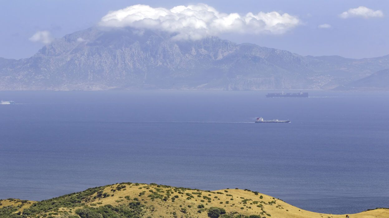 Vista de l'estret de Gibraltar des de la província de Cadis, amb el mont Musa al fons. Vista de l'estret de Gibraltar des de la província de Cadis, amb el mont Musa al fons (CC).