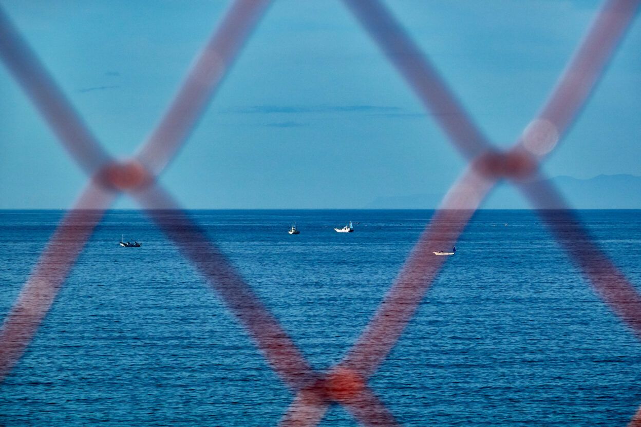 Vista de la Mediterrània a través d'una reixa En matèria migratòria, el Pacte per la Mediterrània implica treballar en polítiques de visats, protecció de drets, vies legals i lluita contra les xarxes de tràfic, amb més cooperació policial i fronterera, però també amb més espais de diàleg (FP).