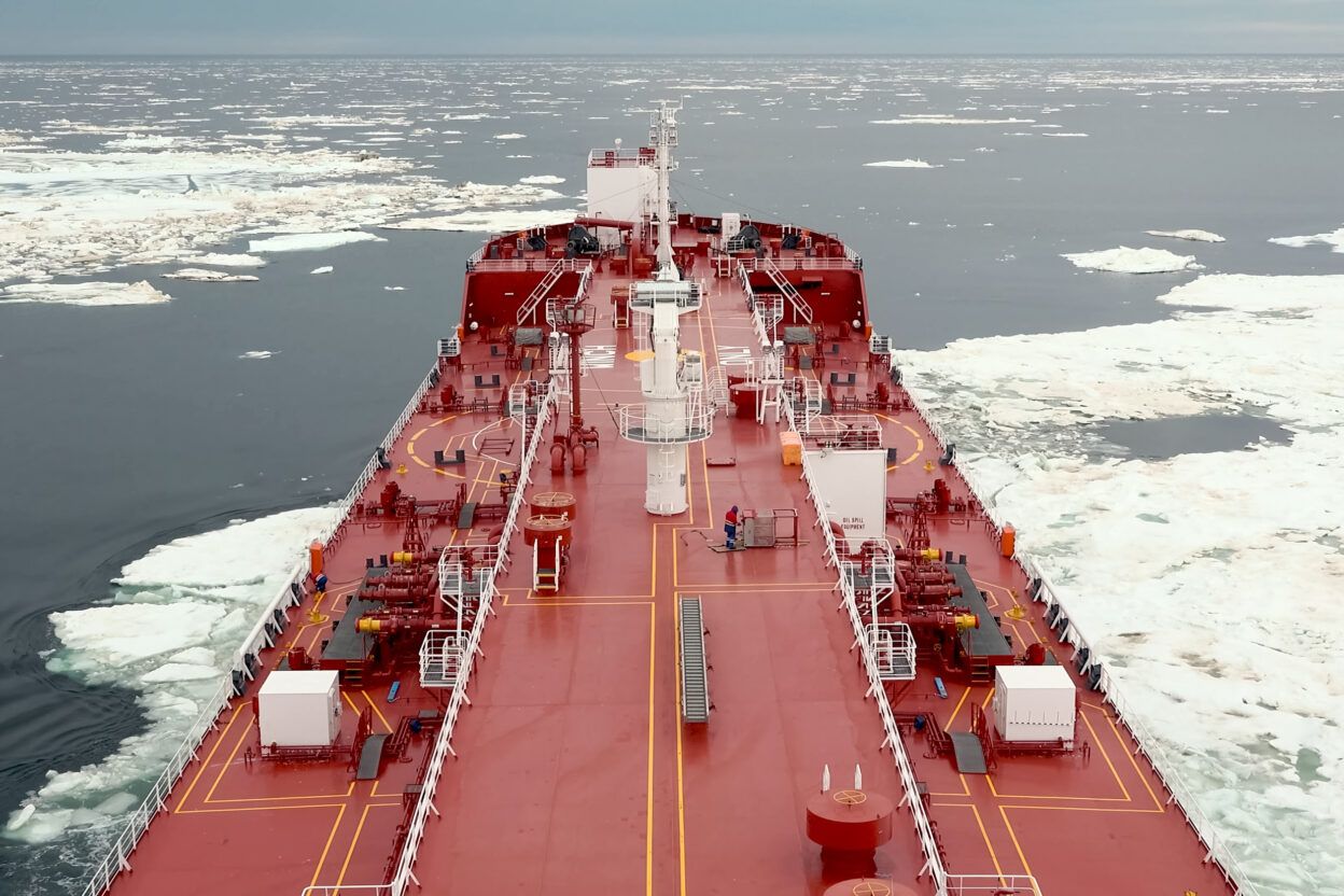 View from the deck of a tanker crossing Arctic waters with floating ice fragments, evidence of the progressive ice melt that facilitates commercial navigation through these routes (iStock).