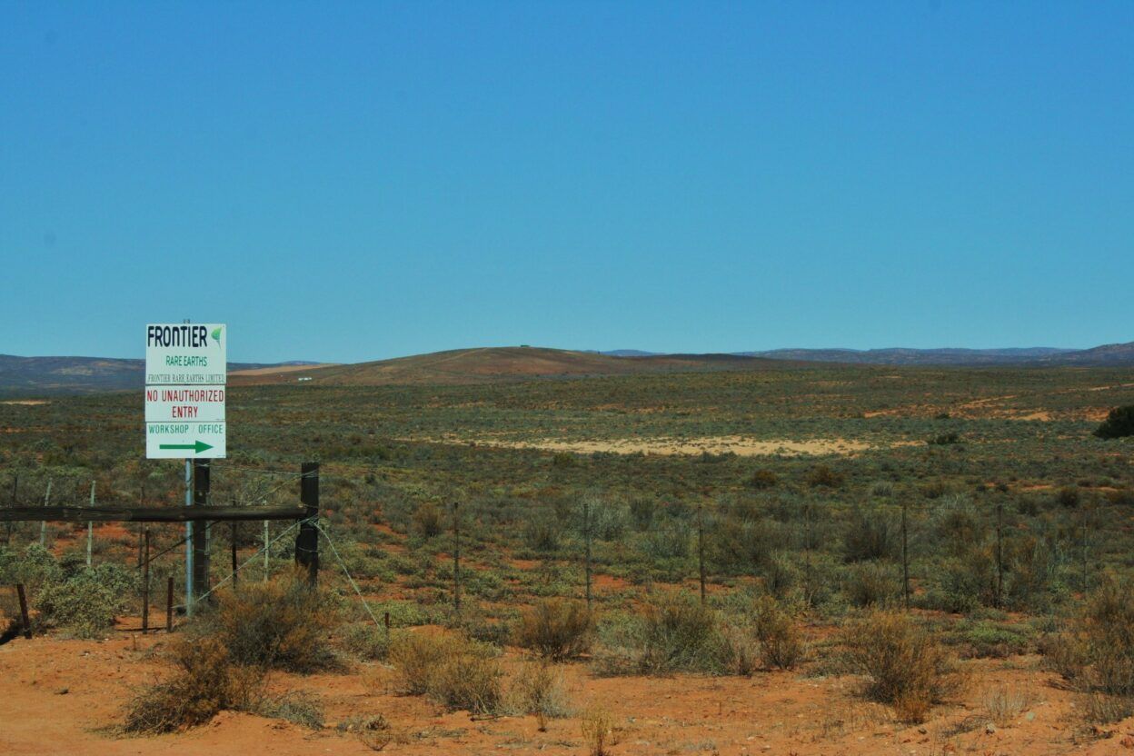 Explotación sudafricana de Zandkopsdrift para tierras raras Proyecto minero de Zandkopsdrift (Sudáfrica): tierras raras para imanes y sulfato de manganeso de grado batería, acuerdo estratégico UE-Sudáfrica de noviembre de 2025 (Frontier Rare Earths).