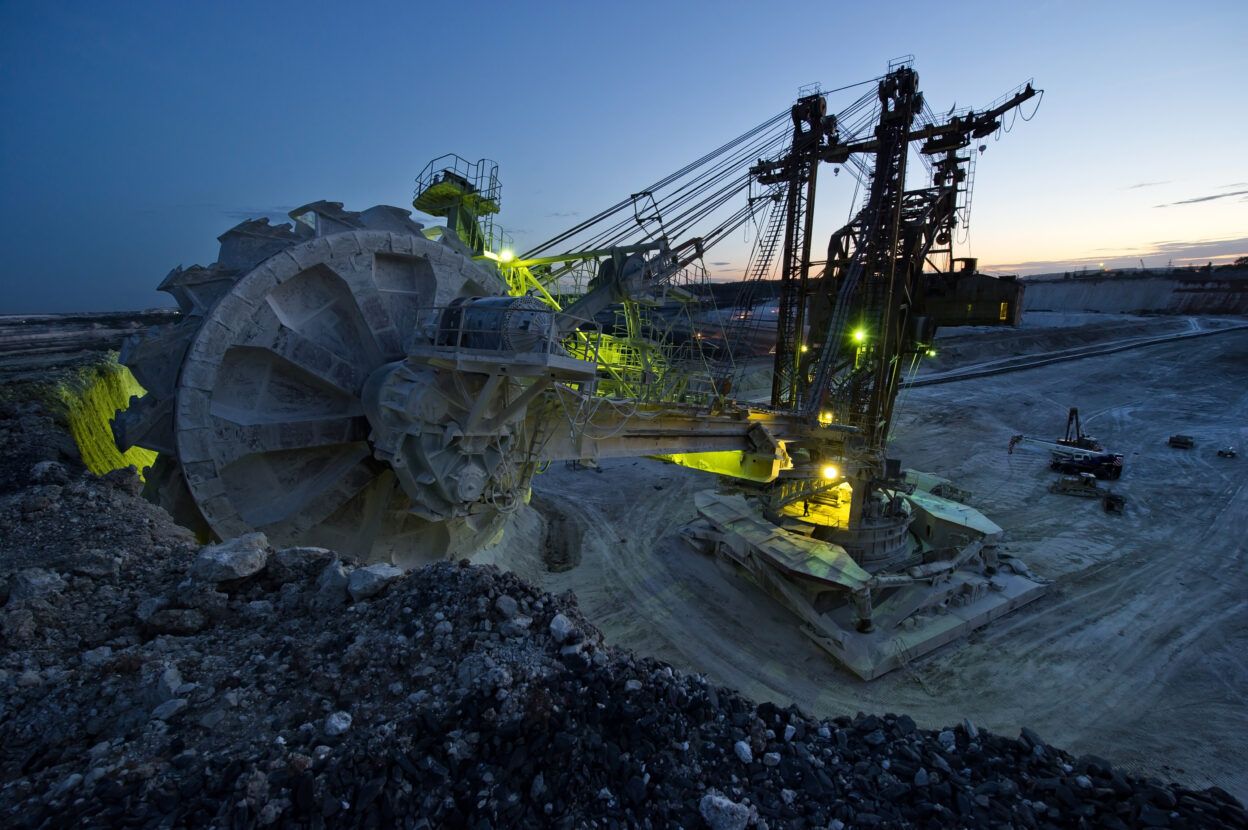 Maquinaria de excavación a gran escala trabajando en turno nocturno en una mina de materias primas críticas En un mundo que parece encaminarse al aislacionismo y las esferas de influencia, el objetivo de la UE con estas medidas no es la autarquía, según los expertos, sino crear interdependencias que eviten bloqueos y coerción económica (FP).