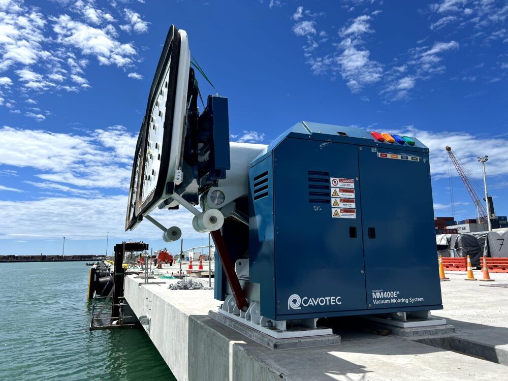 Automated vacuum mooring units like this one from Swedish manufacturer Cavotec have been operating for years. The novelty now is that the technology has made the leap to large container ship operations, marking a before and after in port management (Cavotec).