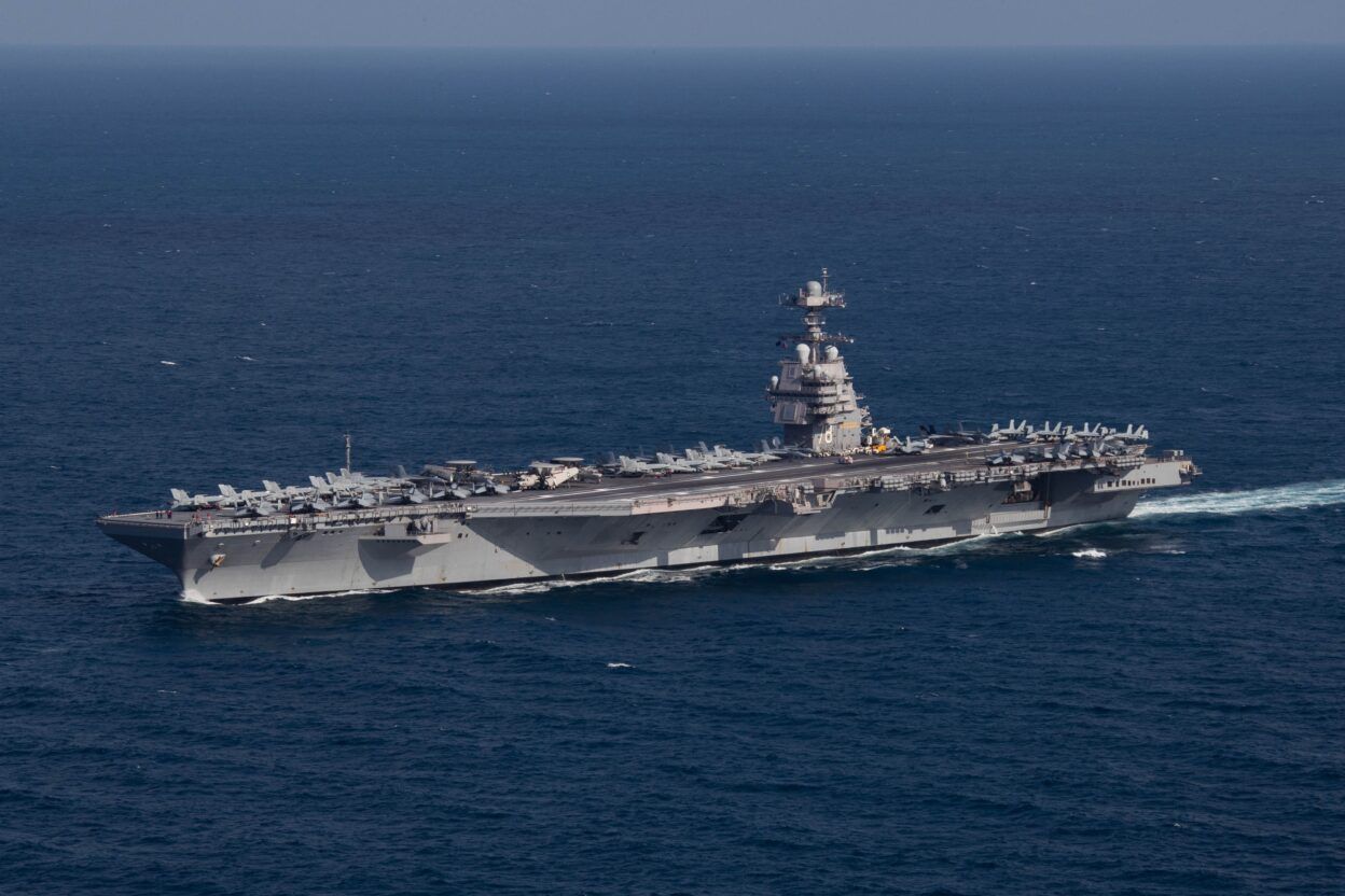 El USS Gerald R. Ford (CVN-78), el portaaviones más moderno de la US Navy, navegando en el Atlántico en octubre de 2022. Sus catapultas electromagnéticas lo equiparan tecnológicamente al Fujian chino. (CC US Navy)