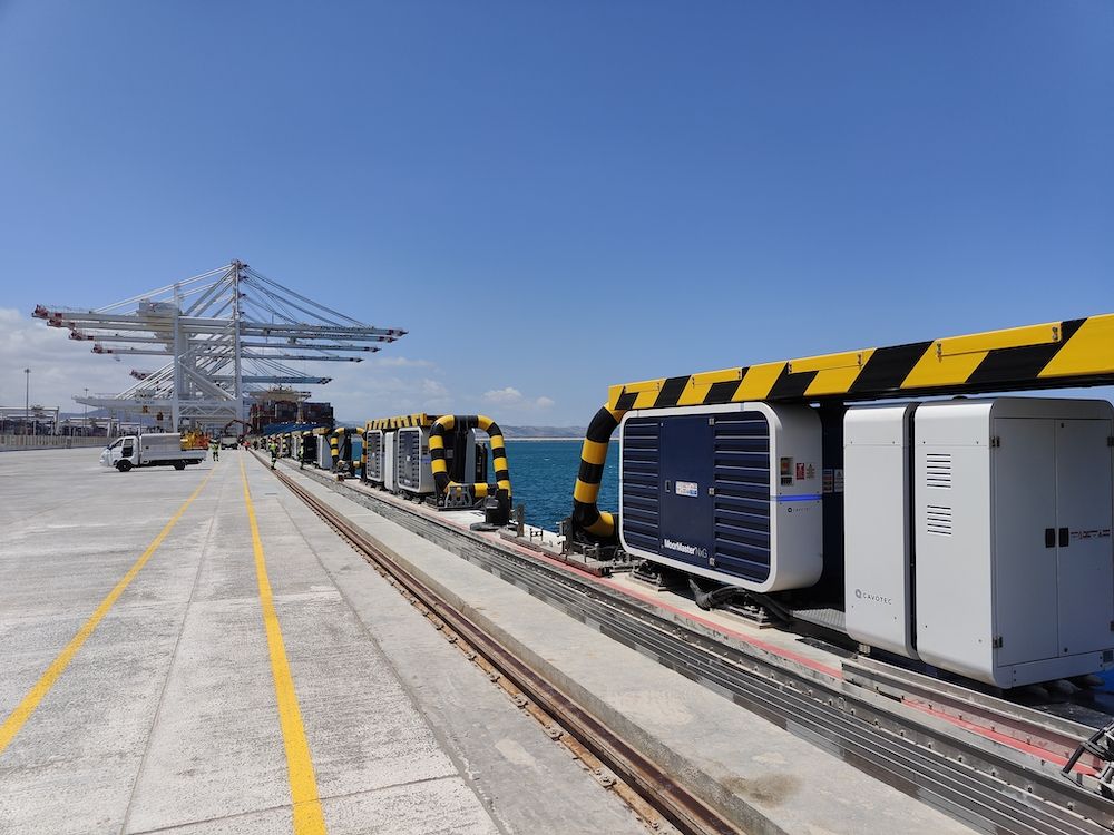 Fila de unidades de amarre automático Cavotec MoorMaster NxG instaladas a lo largo del muelle de la terminal de contenedores APM Terminals MedPort Tánger Fila de unidades de amarre automático en el muelle de APM Terminals MedPort Tánger, en Marruecos (Cavotec).