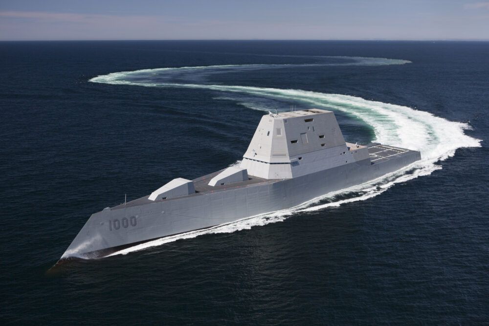 El destructor furtiu USS Zumwalt (DDG-1000) va ser dissenyat en part per substituir les capacitats de suport amb foc dels cuirassats de la classe Iowa, donats de baixa el 1992. (National Museum of the U.S. Navy CC).