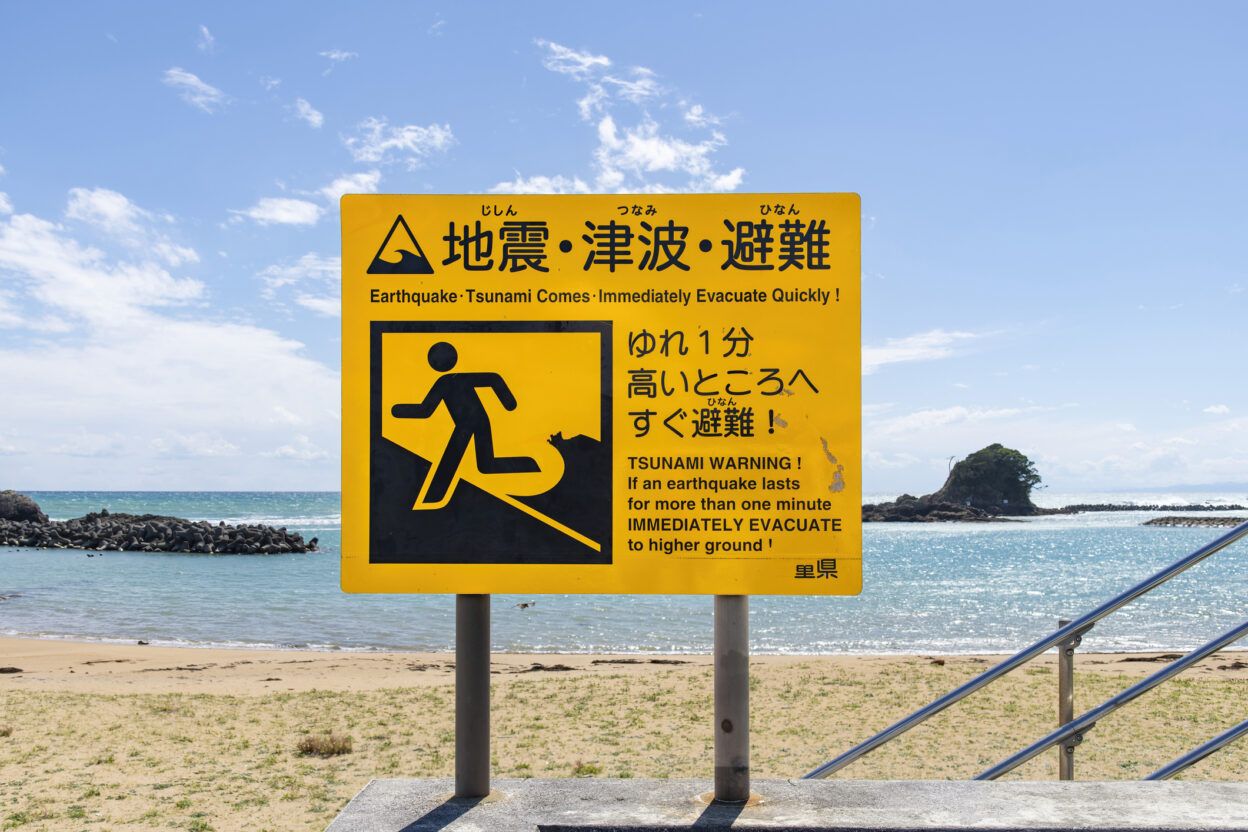 Señal de alerta de tsunami en la costa japonesa. Los cables submarinos equipados con tecnología DAS pueden detectar tsunamis minutos antes de que lleguen a la costa, proporcionando tiempo crucial para activar protocolos de evacuación en puertos y zonas costeras (iStock).