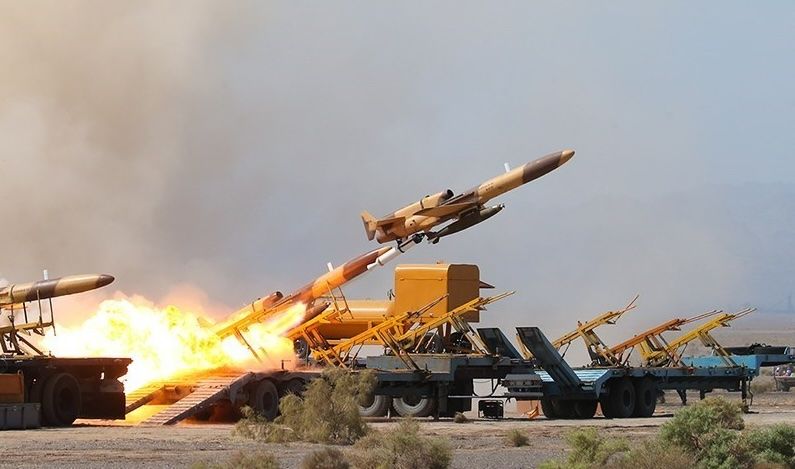 t Lanzamiento de drones militares iraníes durante un ejercicio del ejército en agosto de 2022 Ejercicio militar de drones del ejército iraní. (Wikimedia Commons)