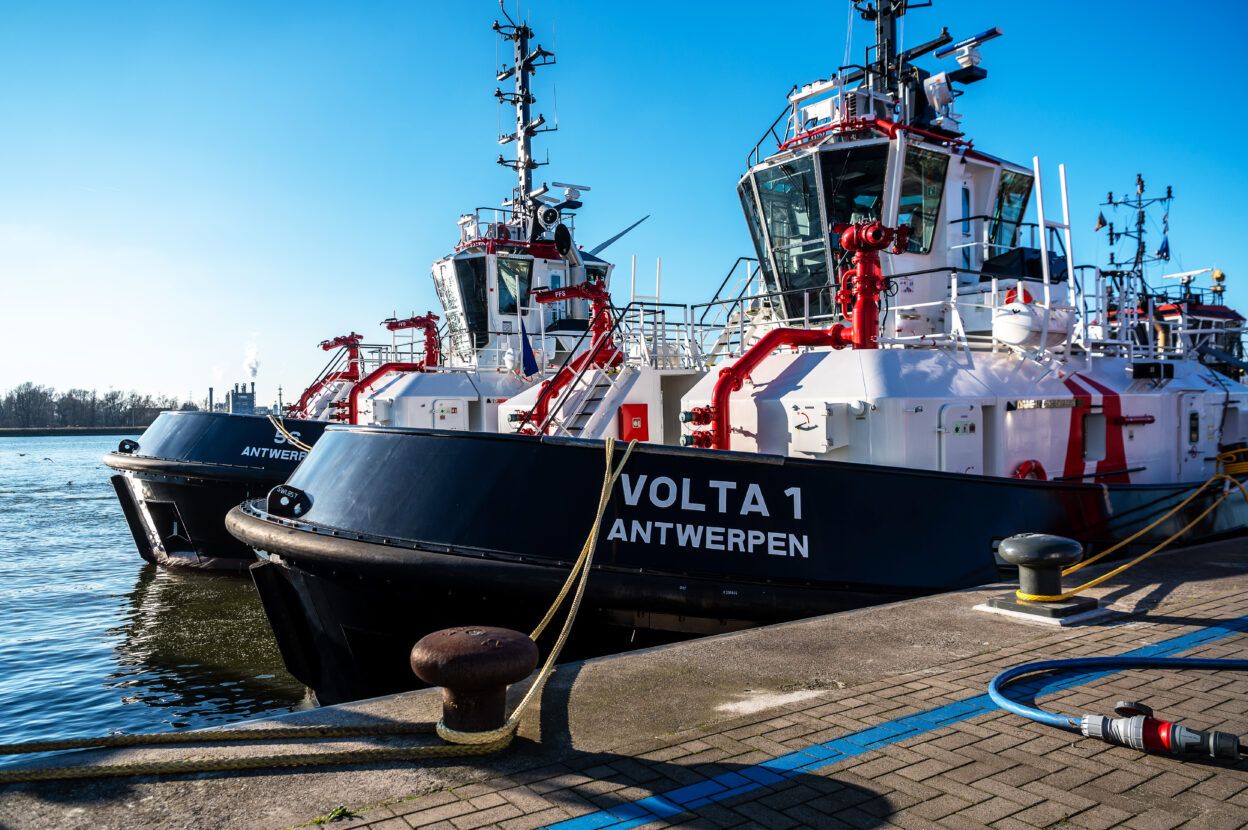 The Volta 1, the first battery-electric tugboat in operation on EU territory, moored at the Port of Antwerp-Bruges. It entered service on 19 May 2025 with a bollard pull of 70 tonnes and a recharge time of 2 hours. © Port of Antwerp-Bruges / Jonathan Ramael